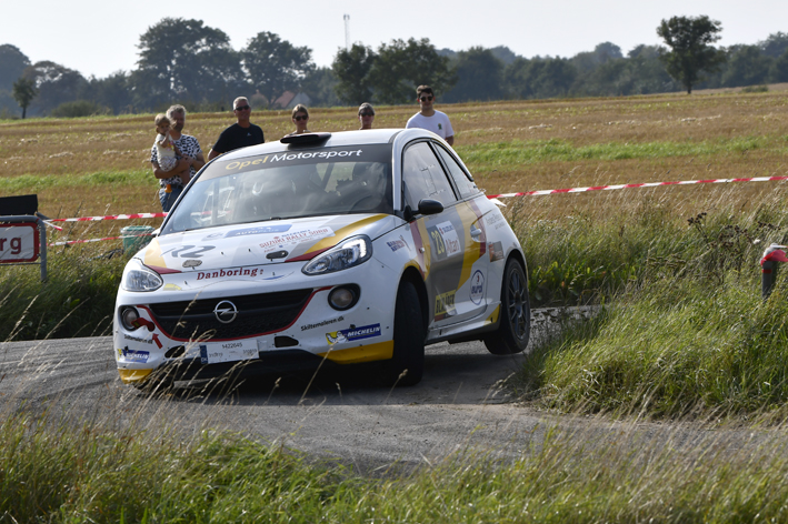 På rallyets tre indledende hastighedsprøver måtte Lasse Murmann Sørensen køre med forkert sporing på sin Opel ADAM, her på SS2 ved Vielsted.
(Foto: specialpress@gmail.com)